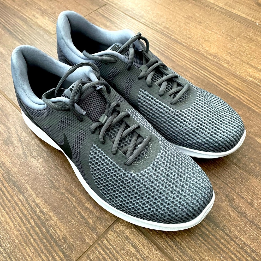 New Nike men’s sneakers size 12